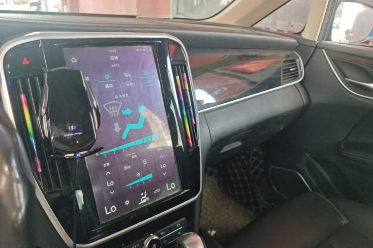 Used BYD Song MAX 2018 1.5T Automatic Smart Connect Luxury 6-Seater Audio And AC Panel