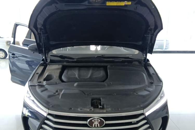 Used BYD Song MAX 2018 1.5T Automatic Smart Connect Elite Model with 6 Seats Engine Bay