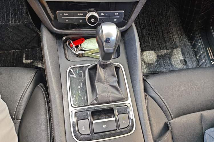 Used BYD Song MAX 2018 1.5T Automatic Smart Connect Luxury 6-Seater Gear Lever