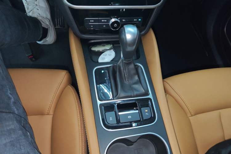 Used BYD Song MAX 2018 1.5T Automatic Smart Connect Luxury 6-Seater Gear Lever