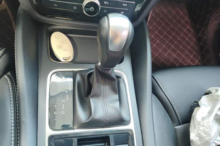 Used BYD Song MAX 2018 1.5T Automatic Smart Connect Luxury 6-Seater Gear Lever