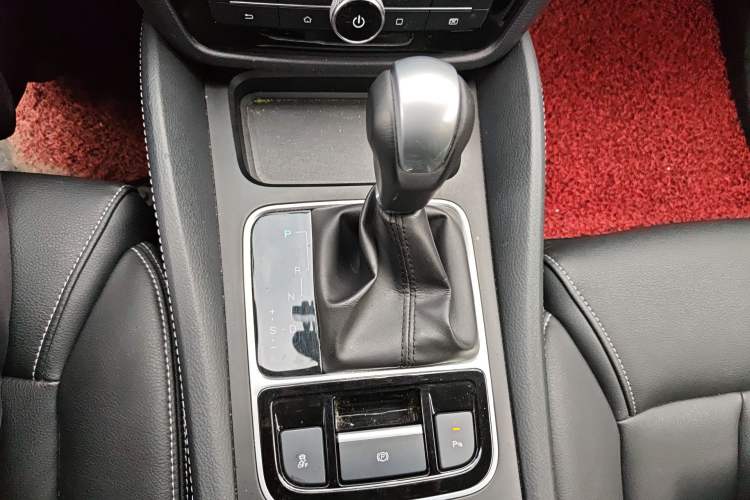 Used BYD Song MAX 2018 1.5T Automatic Smart Connect Luxury 6-Seater Gear Lever