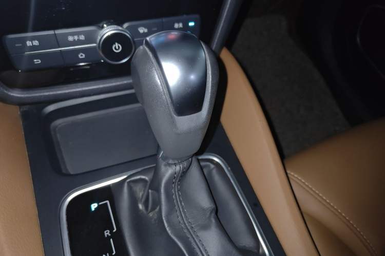 Used BYD Song MAX 2018 1.5T Automatic Smart Connect Luxury 6-Seater Gear Lever