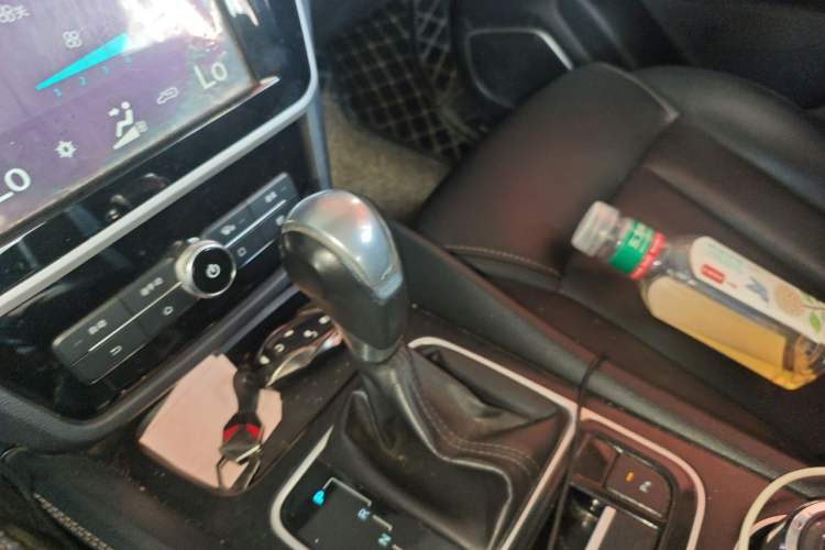 Used BYD Song MAX 2018 1.5T Automatic Smart Connect Luxury 6-Seater Gear Lever