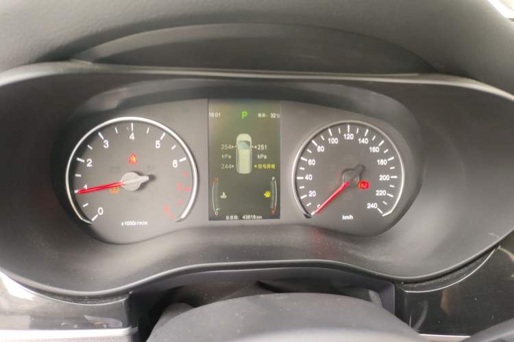 Used BYD Song MAX 2018 1.5T Automatic Smart Connect Elite Model with 6 Seats Instrument Cluster