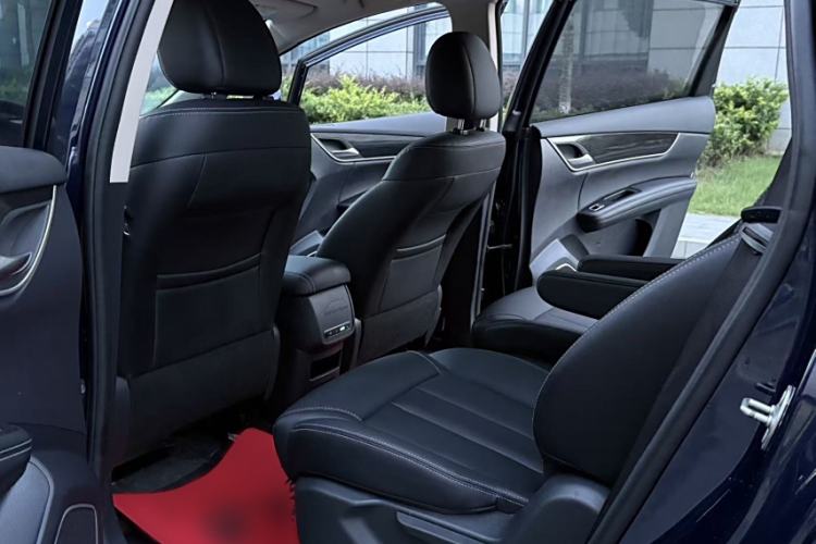 Used BYD Song MAX 2018 1.5T Manual Smart Connect Luxury 6-Seater Interior 3