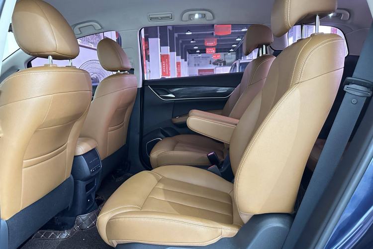 Used BYD Song MAX 2018 1.5T Manual Smart Connect Luxury 6-Seater Interior 3