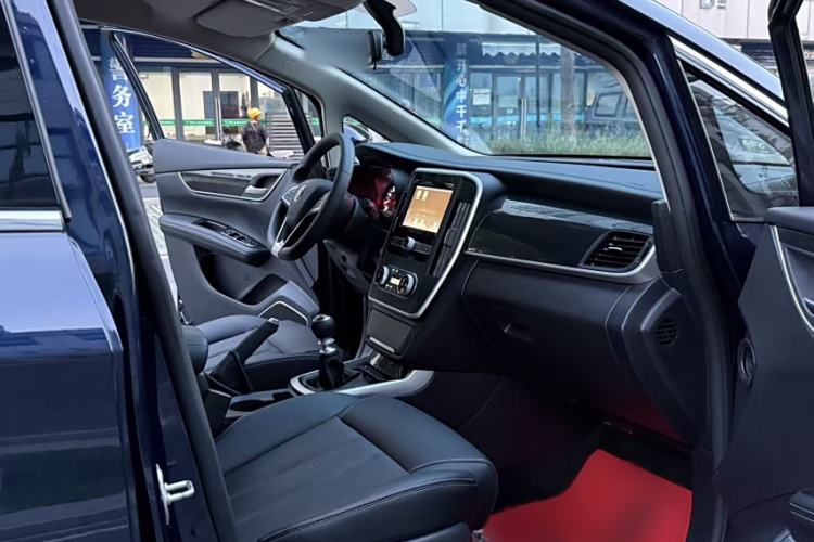 Used BYD Song MAX 2018 1.5T Manual Smart Connect Luxury 6-Seater Interior 5