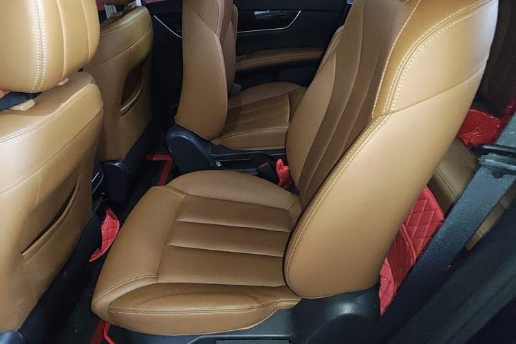 Used BYD Song MAX 2018 1.5T Automatic Smart Connect Elite Model with 6 Seats Left Rear Seat
