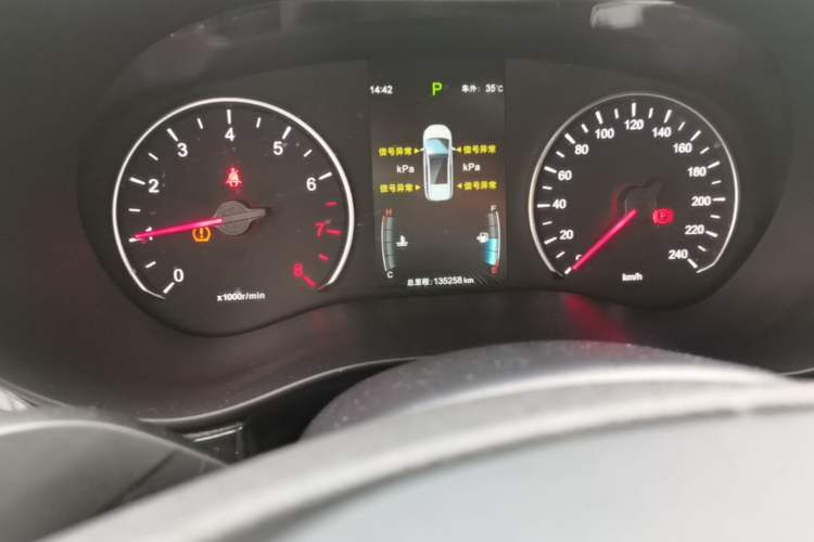 Used BYD Song MAX 2018 1.5T Automatic Smart Connect Luxury 7-Seater Odometer Close Up