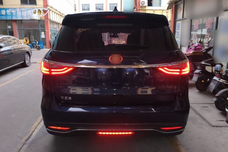 Used BYD Song MAX 2018 1.5T Automatic Smart Connect Elite Model with 6 Seats Rear