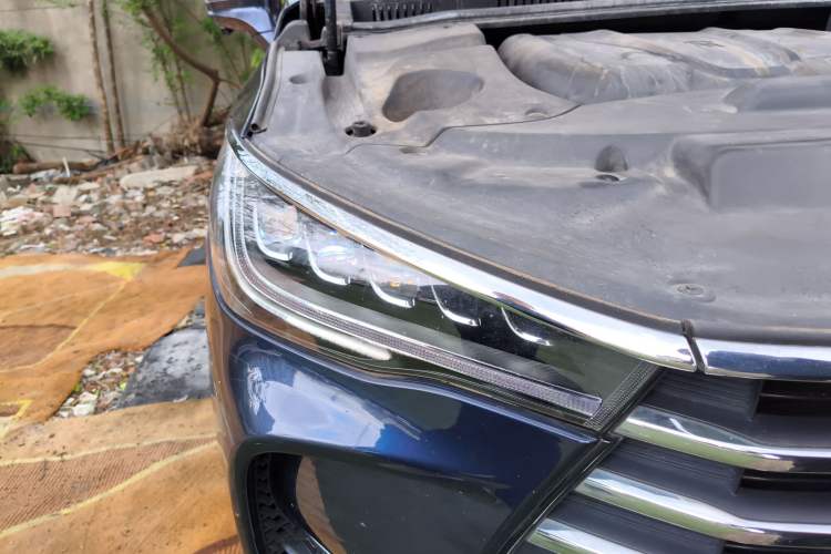 Used BYD Song MAX 2018 1.5T Automatic Smart Connect Luxury 6-Seater Right Front Headlight