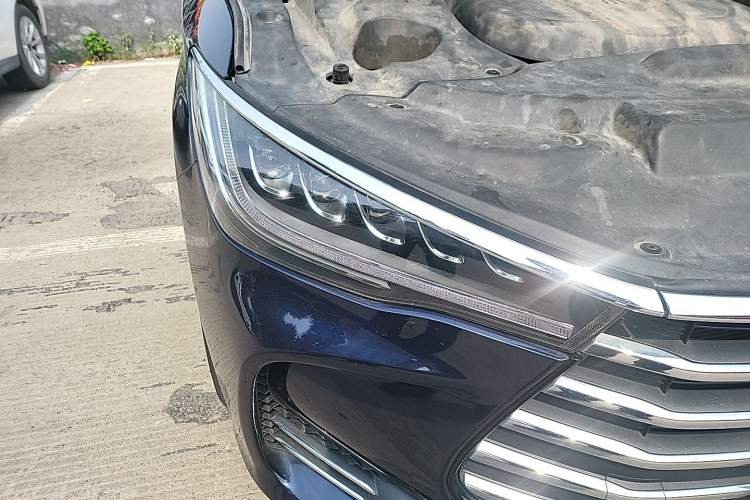 Used BYD Song MAX 2018 1.5T Automatic Smart Connect Elite Model with 6 Seats Right Front Headlight