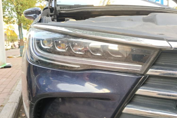 Used BYD Song MAX 2018 1.5T Manual Smart Connect Luxury 6-Seater Right Front Headlight