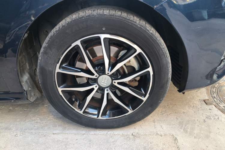 Used BYD Song MAX 2018 1.5T Automatic Smart Connect Elite Model with 6 Seats Right Front Wheel Hub