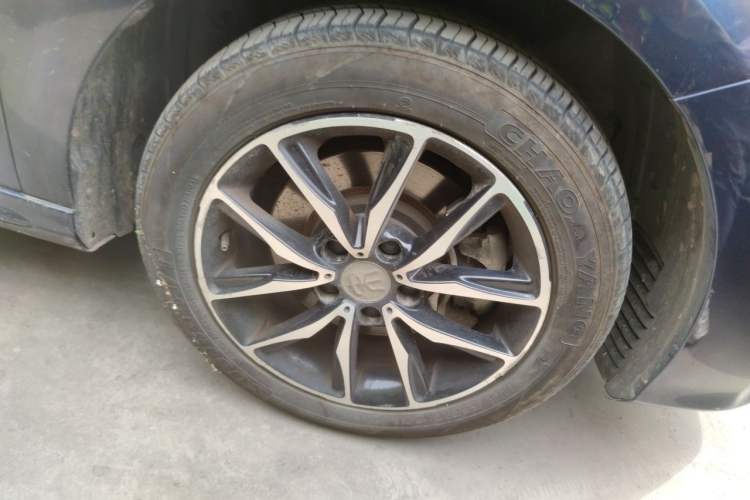Used BYD Song MAX 2018 1.5T Automatic Smart Connect Elite Model with 6 Seats Right Front Wheel Hub