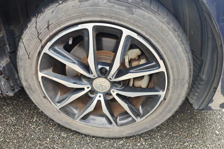 Used BYD Song MAX 2018 1.5T Automatic Smart Connect Elite Model with 6 Seats Right Front Wheel Hub
