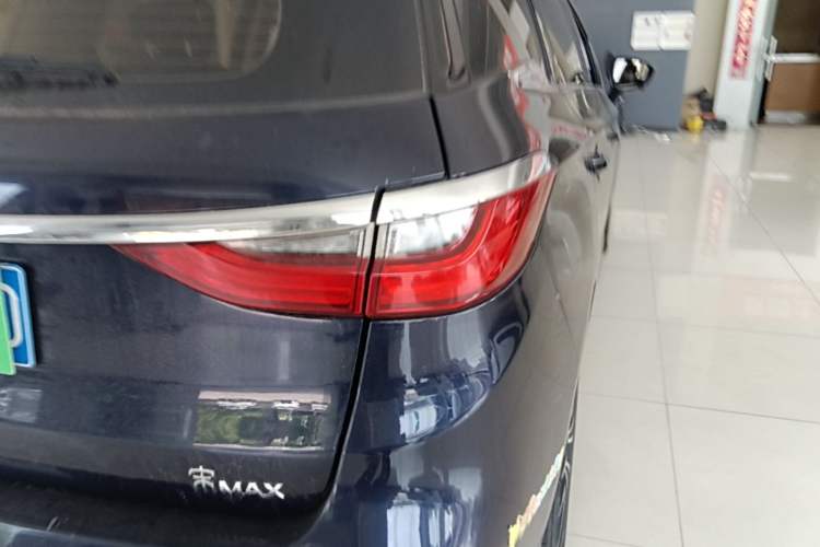Used BYD Song MAX 2018 1.5T Automatic Smart Connect Elite Model with 6 Seats Right Rear Taillight