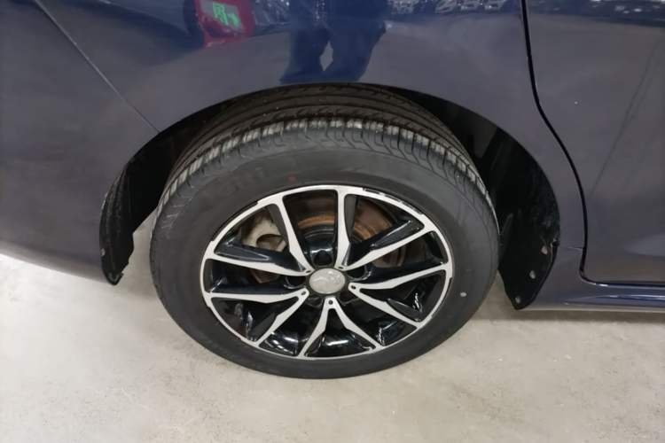 Used BYD Song MAX 2018 1.5T Automatic Smart Connect Elite Model with 6 Seats Right Rear Wheel Hub