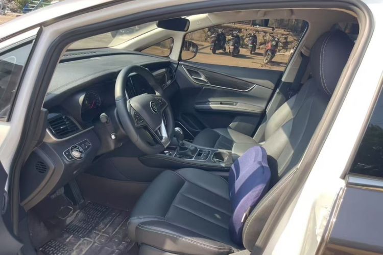 Used BYD Song MAX 2018 1.5T Automatic Smart Connect Elite Model with 6 Seats Interior 2
