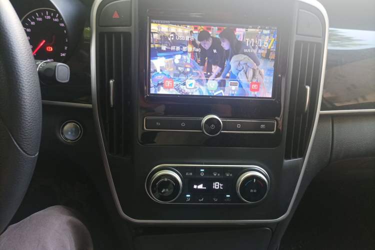 Used BYD Song MAX 2018 1.5T Manual Smart Connect Luxury 6-Seater Audio And AC Panel