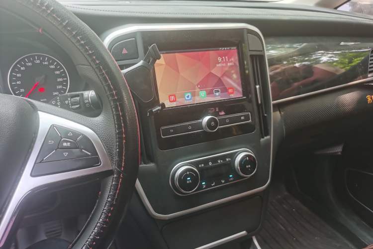 Used BYD Song MAX 2018 1.5T Manual Smart Connect Luxury 6-Seater Audio And AC Panel