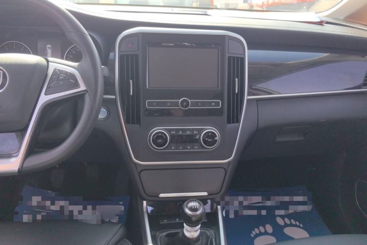 Used BYD Song MAX 2018 1.5T Manual Comfort 6-Seater Audio And AC Panel