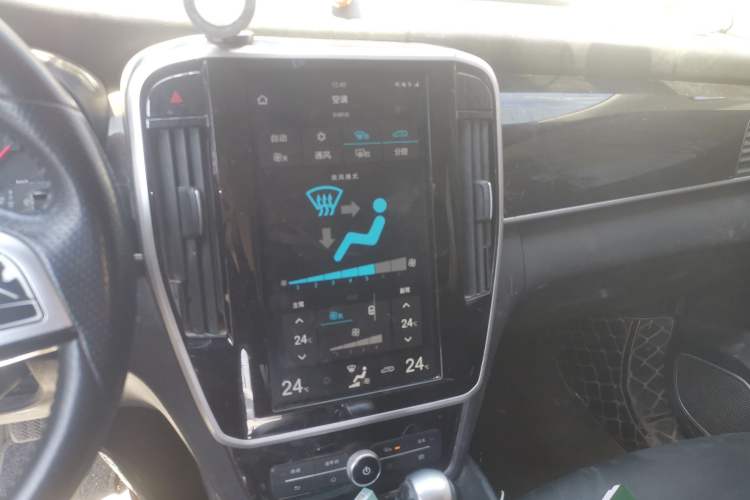 Used BYD Song MAX 2018 1.5T Automatic Smart Connect Luxury 6-Seater Audio And AC Panel