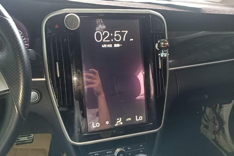 Used BYD Song MAX 2018 1.5T Automatic Smart Connect Luxury 6-Seater Audio And AC Panel