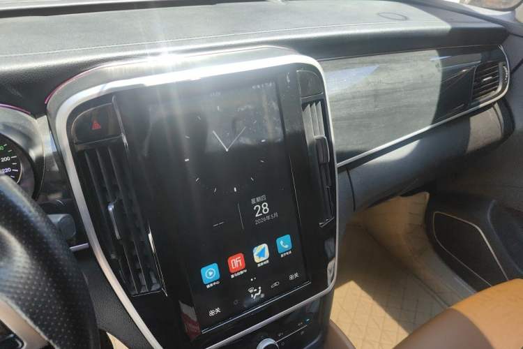 Used BYD Song MAX 2018 1.5T Automatic Smart Connect Luxury 6-Seater Audio And AC Panel
