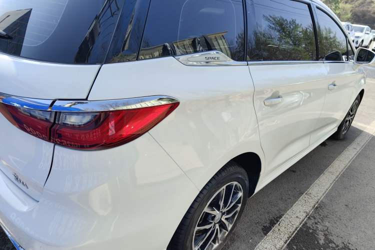 Used BYD Song MAX 2018 1.5T Automatic Smart Connect Elite Model with 6 Seats Exterior 3
