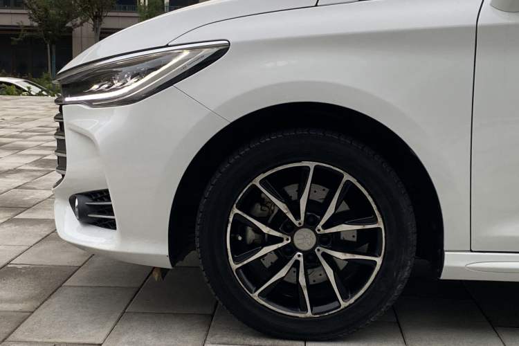 Used BYD Song MAX 2018 1.5T Manual Smart Connect Luxury 6-Seater Exterior 9