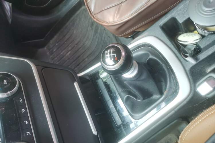 Used BYD Song MAX 2018 1.5T Manual Smart Connect Luxury 6-Seater Gear Lever