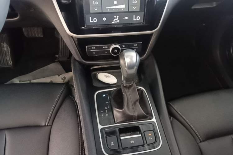 Used BYD Song MAX 2018 1.5T Automatic Smart Connect Luxury 6-Seater Gear Lever