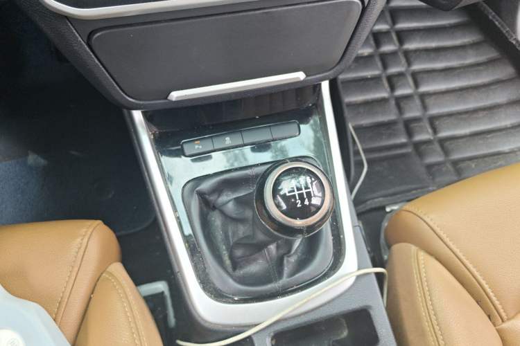 Used BYD Song MAX 2018 1.5T Manual Smart Connect Luxury 6-Seater Gear Lever