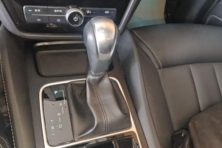 Used BYD Song MAX 2018 1.5T Automatic Smart Connect Luxury 6-Seater Gear Lever
