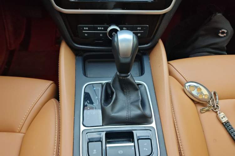 Used BYD Song MAX 2018 1.5T Automatic Smart Connect Luxury 6-Seater Gear Lever
