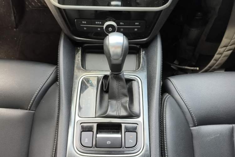 Used BYD Song MAX 2018 1.5T Automatic Smart Connect Luxury 6-Seater Gear Lever