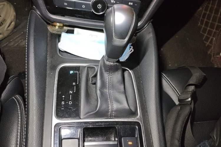 Used BYD Song MAX 2018 1.5T Automatic Smart Connect Luxury 6-Seater Gear Lever