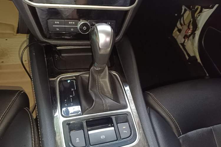 Used BYD Song MAX 2018 1.5T Automatic Smart Connect Luxury 6-Seater Gear Lever