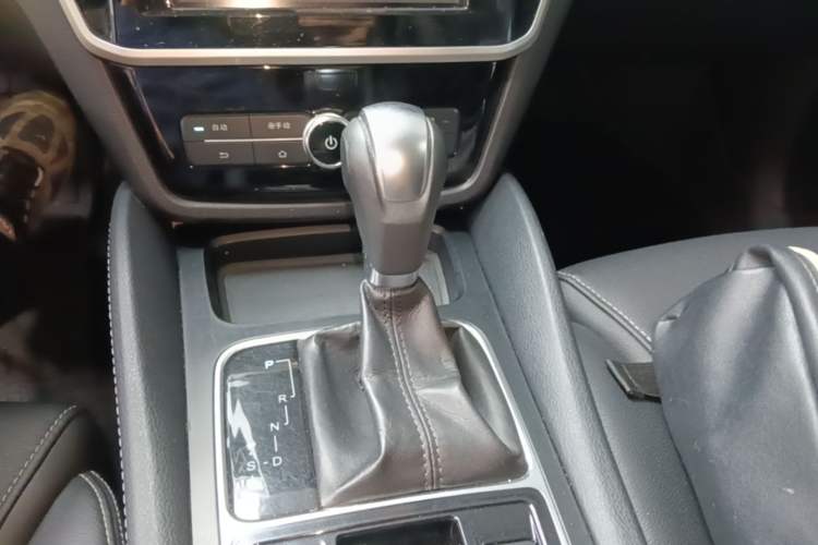 Used BYD Song MAX 2018 1.5T Automatic Smart Connect Luxury 6-Seater Gear Lever