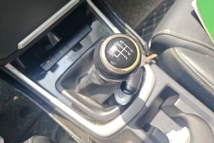 Used BYD Song MAX 2018 1.5T Manual Smart Connect Luxury 6-Seater Gear Lever