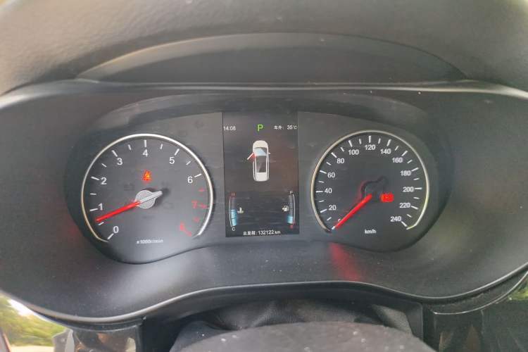 Used BYD Song MAX 2018 1.5T Automatic Smart Connect Elite Model with 6 Seats Instrument Cluster