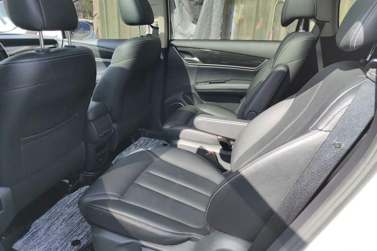 Used BYD Song MAX 2018 1.5T Automatic Smart Connect Elite Model with 6 Seats Interior 1