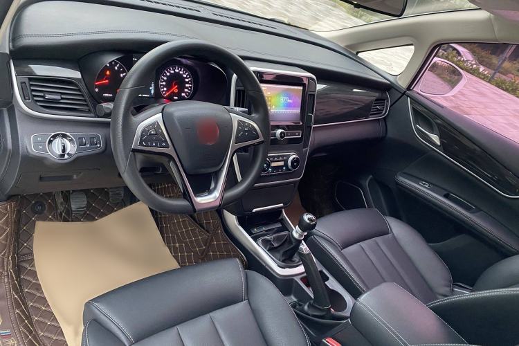 Used BYD Song MAX 2018 1.5T Manual Smart Connect Luxury 6-Seater Interior 1