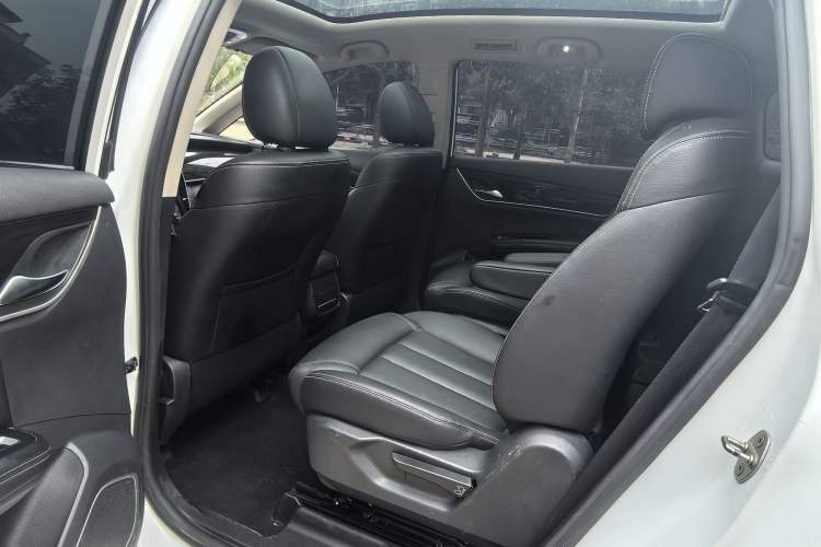 Used BYD Song MAX 2018 1.5T Automatic Smart Connect Elite Model with 6 Seats Interior 2