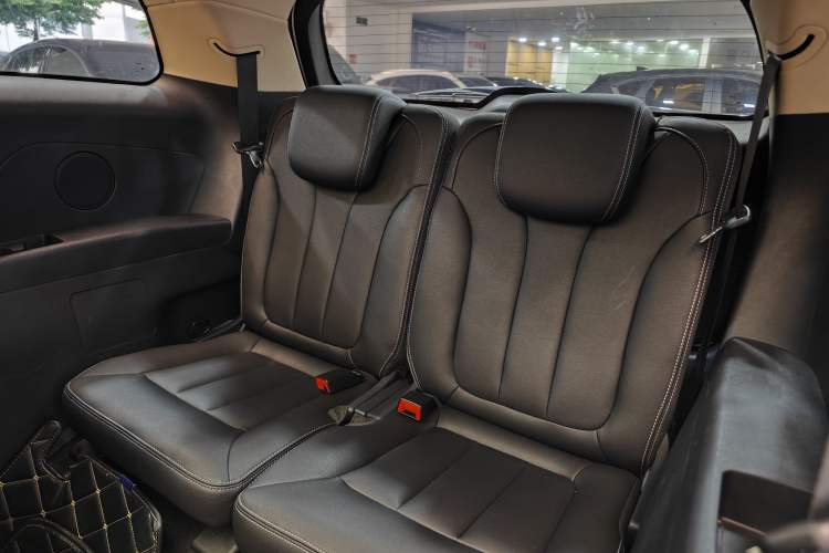 Used BYD Song MAX 2018 1.5T Automatic Smart Connect Luxury 6-Seater Interior 3