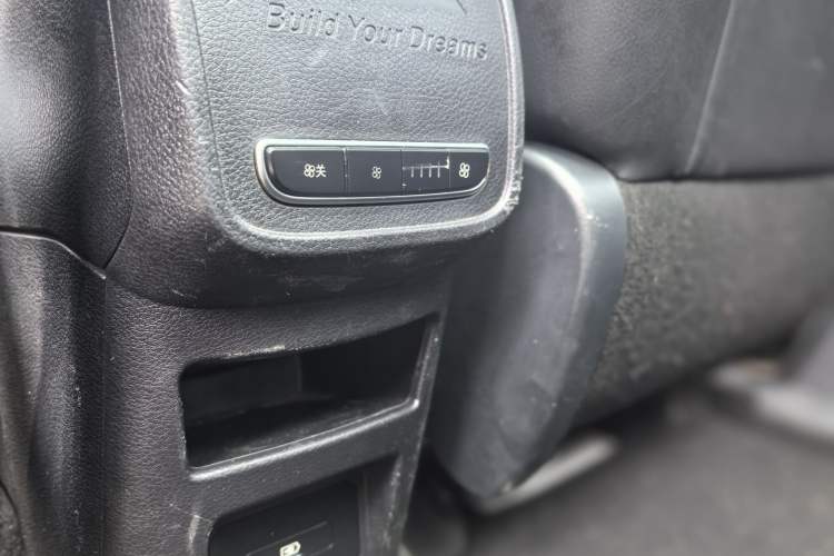 Used BYD Song MAX 2018 1.5T Automatic Smart Connect Elite Model with 6 Seats Interior 4