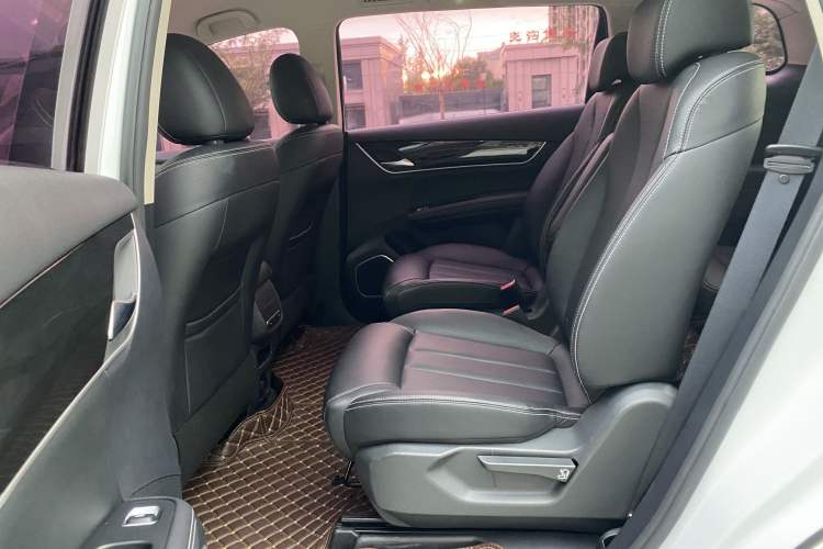 Used BYD Song MAX 2018 1.5T Manual Smart Connect Luxury 6-Seater Interior 4