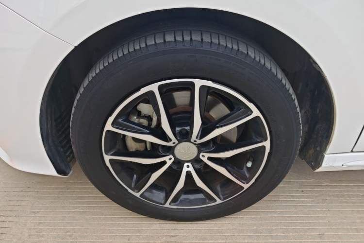 Used BYD Song MAX 2018 1.5T Automatic Smart Connect Luxury 6-Seater Left Front Wheel Hub